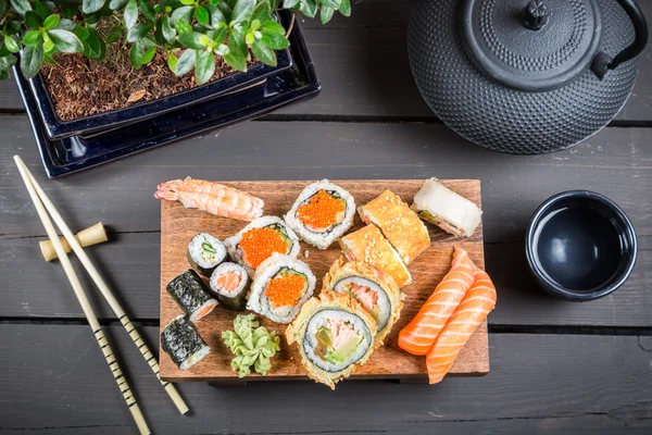 Sushi serviert und fertig zum Essen — Stockfoto