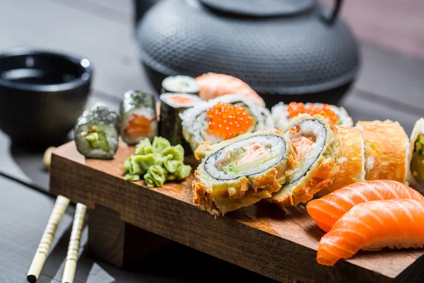 Крупный план свежих суши на деревянной доске — стоковое фото