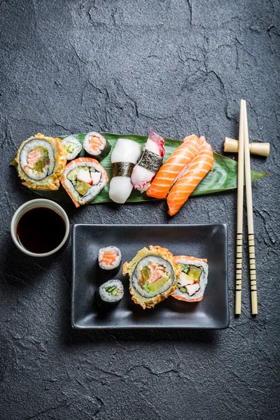 Sushi auf der schwarzen Keramikschale — Stockfoto
