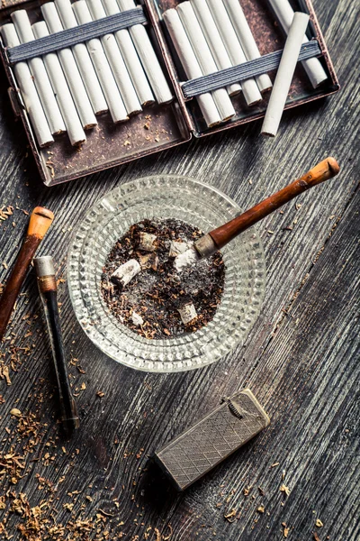 Rökte trä pipa med cigaretter — Stockfoto
