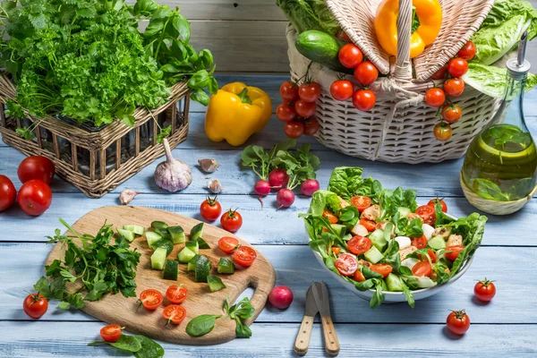 Приготування здорового овочевого салату — стокове фото