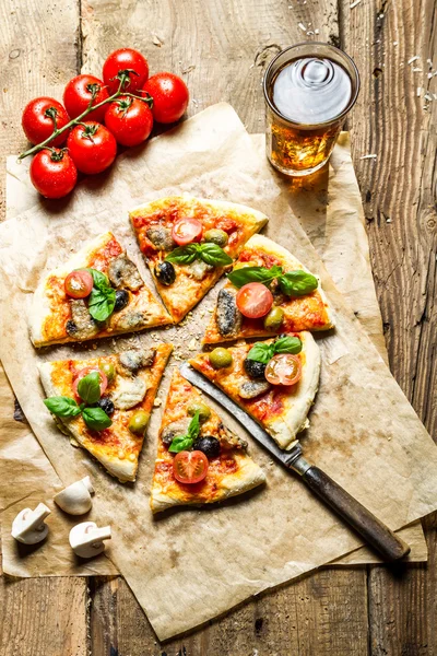 Freshly baked pizza served with a cold drink — Stock Photo, Image