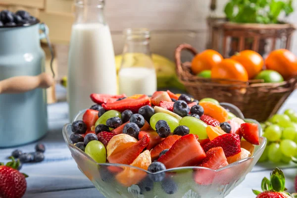 Frisk sallad gjord på färska frukter — Stockfoto