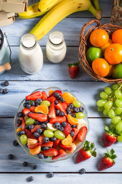 Preparing a healthy spring fruit salad — Stock Photo, Image