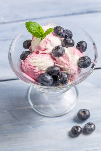 碗蓝莓冰淇淋与叶薄荷 — 图库照片