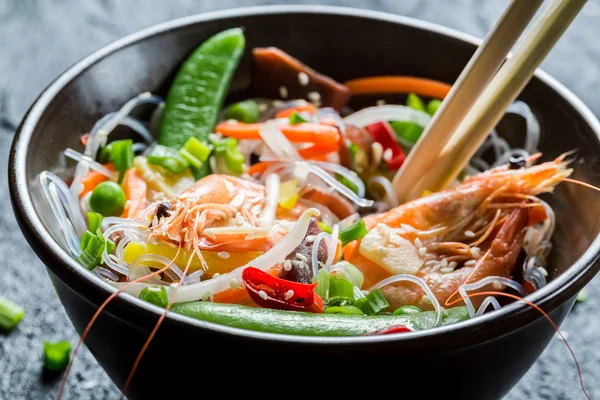 Garnalen en groenten geserveerd met noedels — Stockfoto