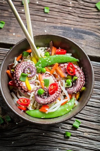 Octopus met groenten en noedels — Stockfoto