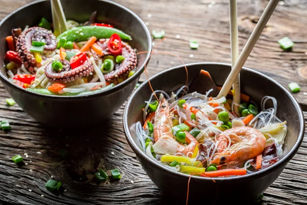 Fruits de mer servis avec légumes et nouilles — Photo