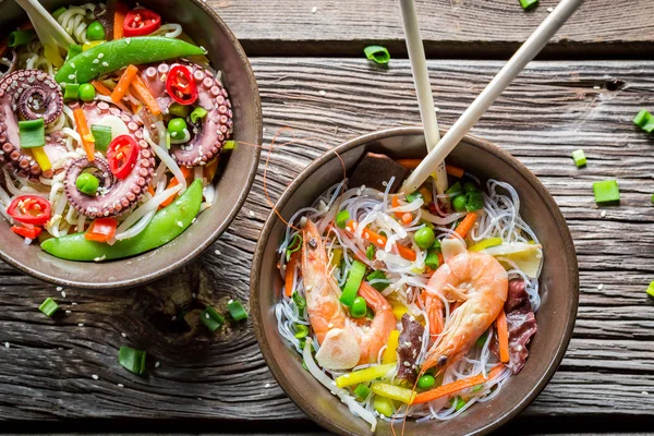 Fruits de mer et légumes frais avec nouilles — Photo