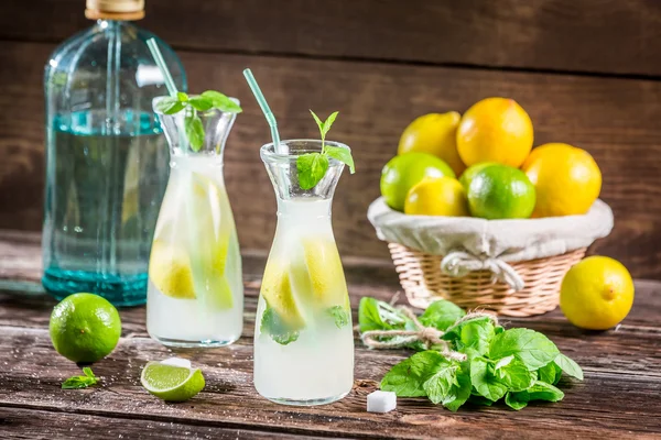 Bebida fria fresca limão com açúcar — Fotografia de Stock