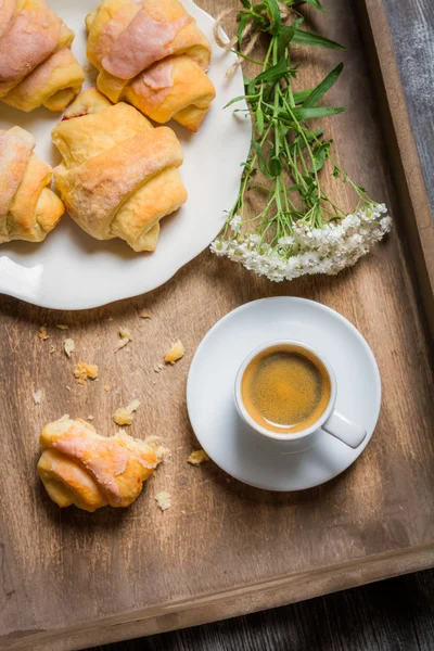 Espresso und Croissant zum Frühstück — Stockfoto