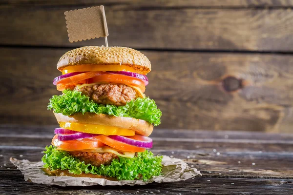 Desfrute do seu saboroso hambúrguer de dois andares — Fotografia de Stock