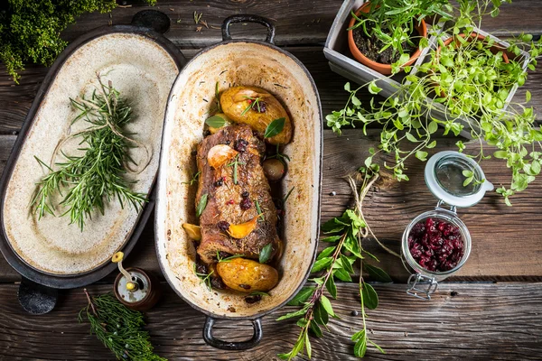 Venado asado con hierbas y verduras —  Fotos de Stock