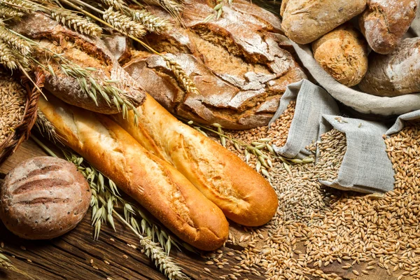 Vari tipi di pane in una dispensa da forno — Foto Stock