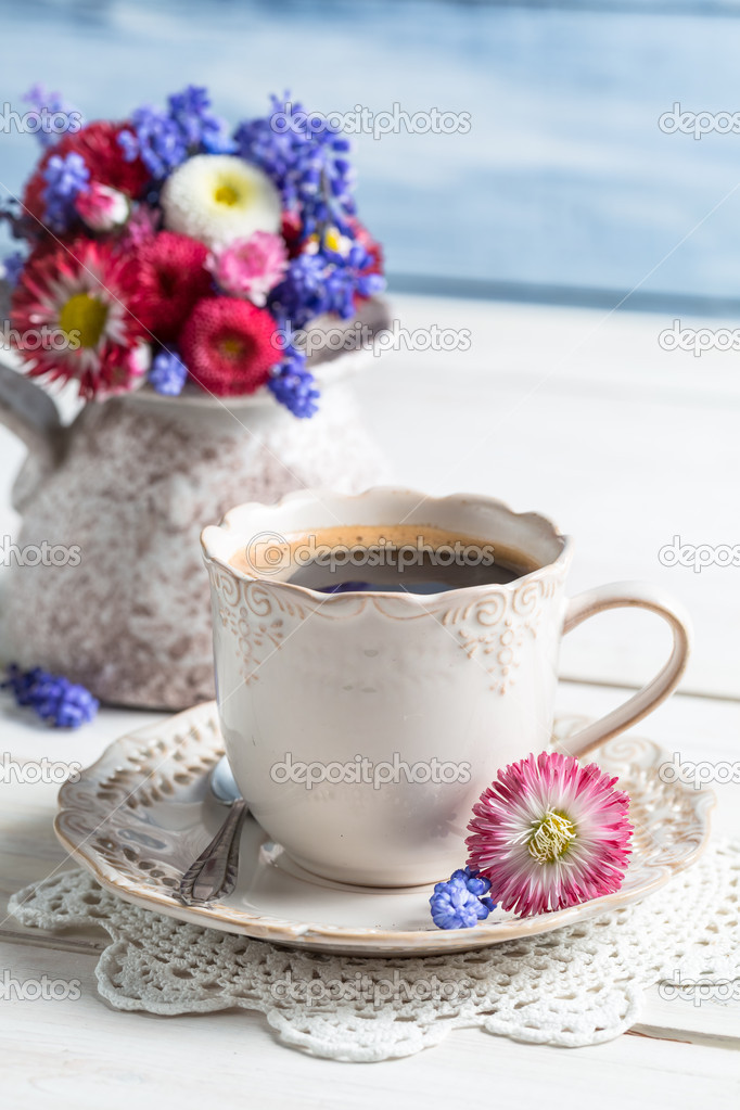 Cup of coffee and daisy flowers — Stock Photo © Shaiith79 49036413