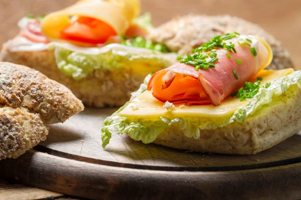 Frisches Sandwich aus Schnittlauch, Schinkensalat und Käse — Stockfoto