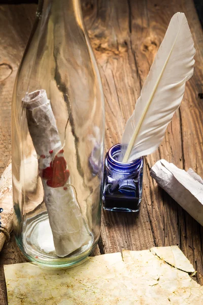 Preparing to send ancient letter in a bottle and writting with b — Stock Photo, Image