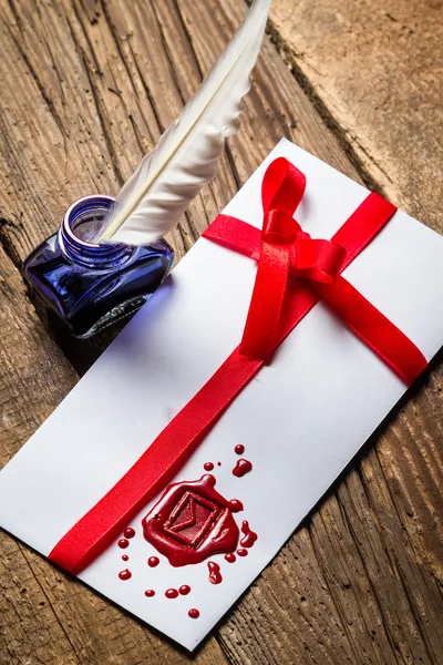 Elegante carta con sellador rojo y tinta azul — Foto de Stock