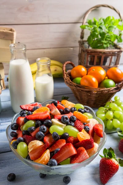 Здоровий салат зі свіжих фруктів — стокове фото
