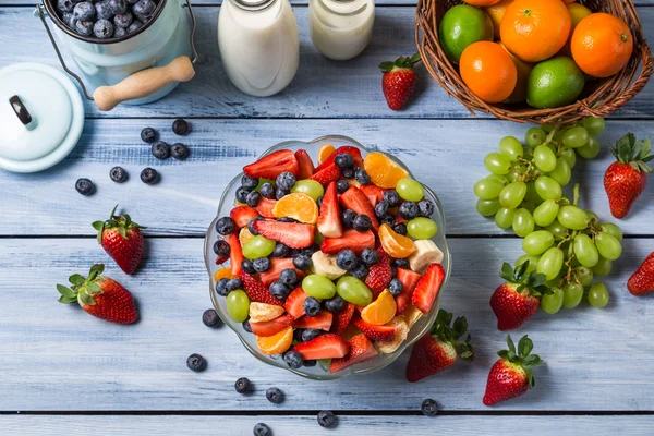 Preparing a healthy spring fruit salad — Stock Photo, Image