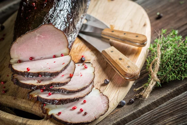 Close-up van vers gerookte ham in pantry — Stockfoto
