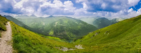 Панорамний вид на гірські вершини зі стежки — стокове фото