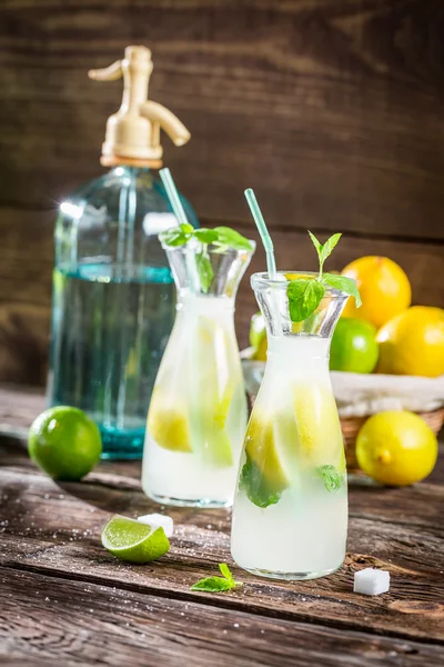 Крупный план свежего лимонада с фруктами — стоковое фото