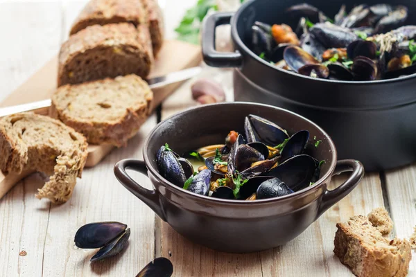 Freshly cooked mussels at home — Stock Photo, Image