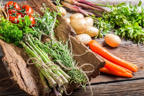Färska grönsaker på bark — Stockfoto