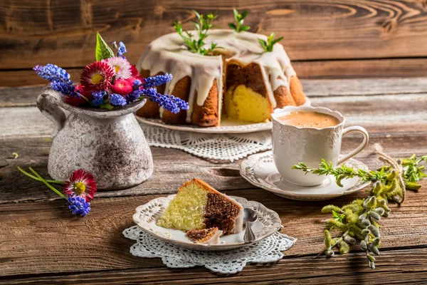 Великодній торт, чашка кави та весняні квіти — стокове фото