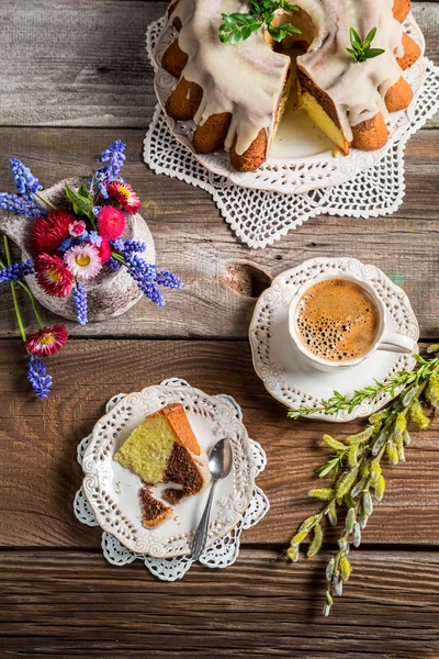 Tazza di caffè, torta pasquale e fiori primaverili — Foto Stock