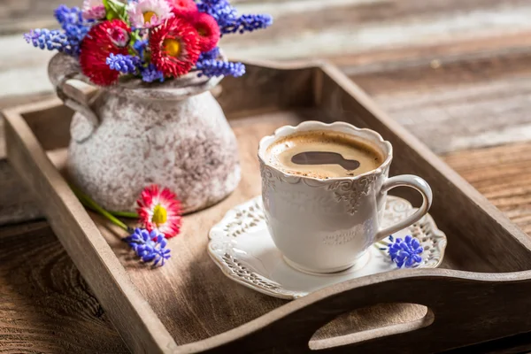 Café e flores de primavera em bandeja de madeira — Fotografia de Stock