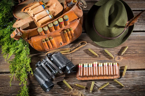 Preparing for the hunt in a forester cottage — Stock Photo, Image