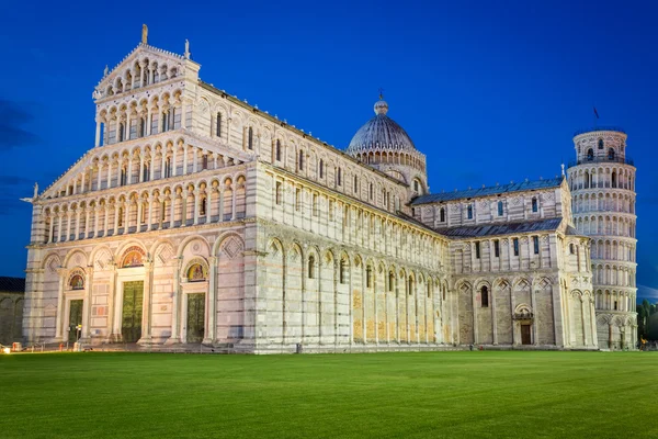 Gammal katedral i pisa på natten — Stockfoto