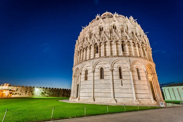 Ancient monuments in Pisa at night — Stock Photo, Image