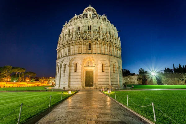 Dopkapellet i pisa på natten — Stockfoto