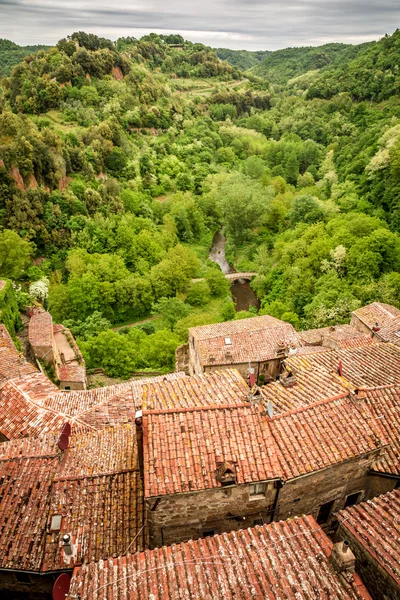 Vista de los tejados rojos y el valle verde en Sorano, Italia —  Fotos de Stock