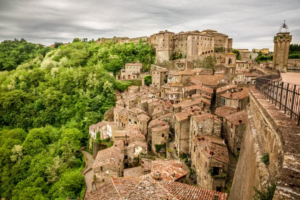 Pohled na město sorano, Itálie — Stock fotografie