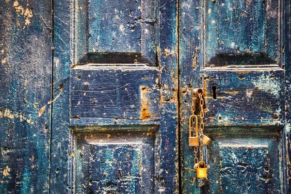 Oude houten blauwe deur met hangsloten — Stockfoto