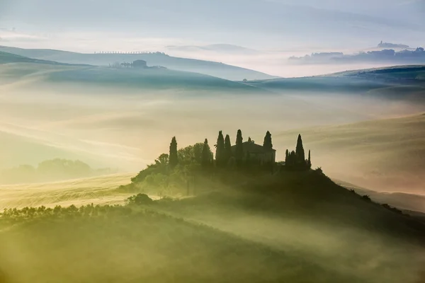 Prachtige zonsopgang in san quirico d'orcia, Toscane, Italië — Stockfoto