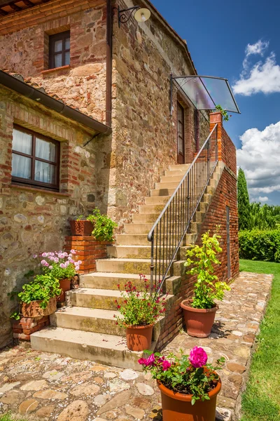 Oude bakstenen huis in Toscane — Stockfoto