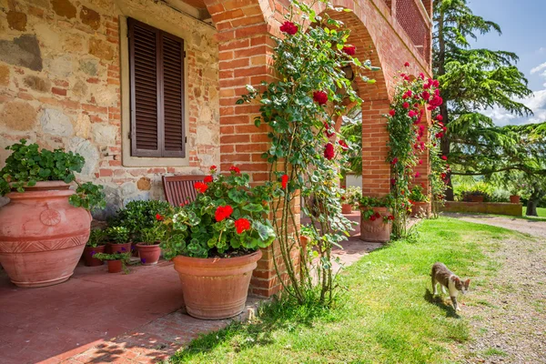 Antigua casa en Toscana, Italia — Foto de Stock