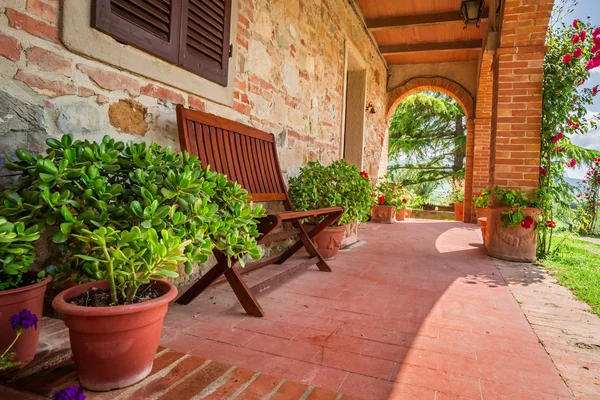 Lindo alpendre em frente a uma casa na Toscana — Fotografia de Stock