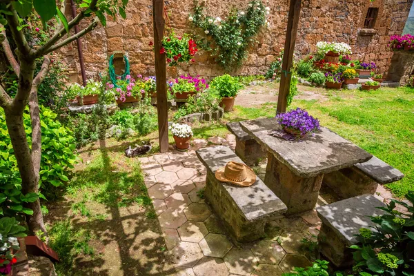 Garden full of flowers in Tuscany — Stock Photo, Image