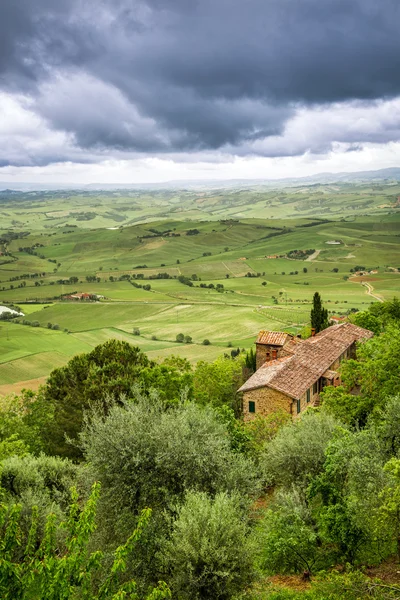 Rött tak och gröna dalen i montepulciano, italy — Stockfoto