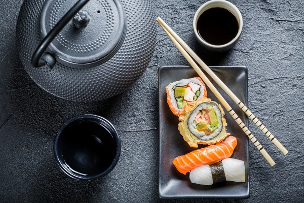 Sushi mit Tee serviert — Stockfoto