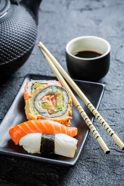 Fresh sushi served in with tea — Stock Photo, Image