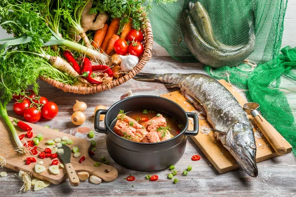 Świeże ryby i warzywa do zupy składników — Zdjęcie stockowe
