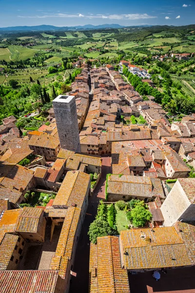 Vista de un valle verde en San Gimignano, Italia —  Fotos de Stock