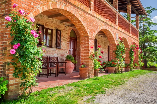 Casa rural en Toscana en verano, Italia — Foto de Stock